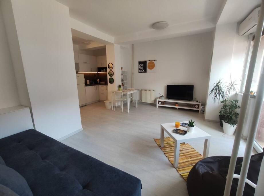 City Center White Apartment! Skopje Bagian luar foto