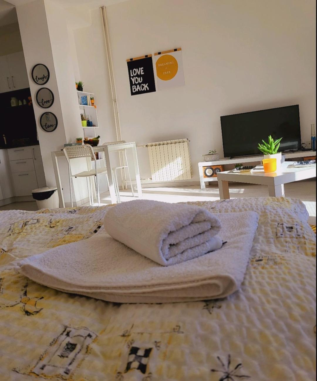 City Center White Apartment! Skopje Bagian luar foto