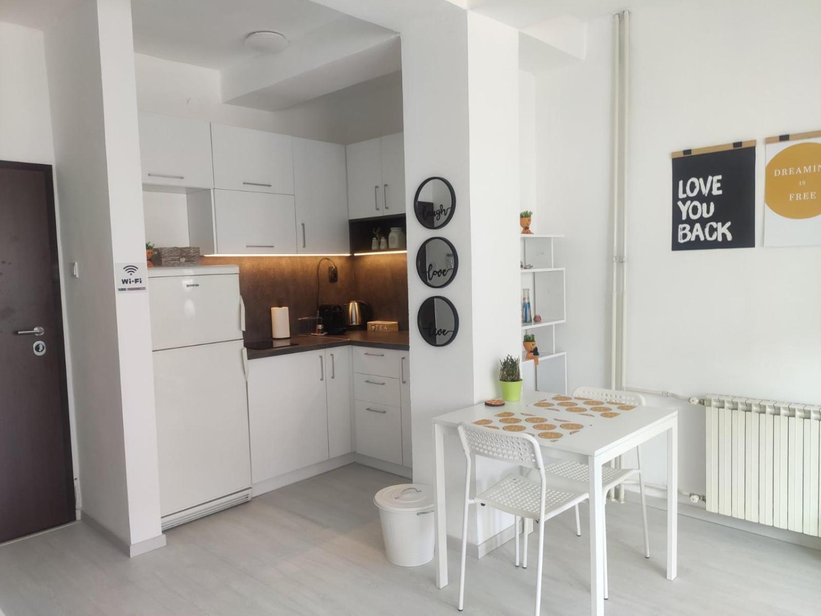 City Center White Apartment! Skopje Bagian luar foto