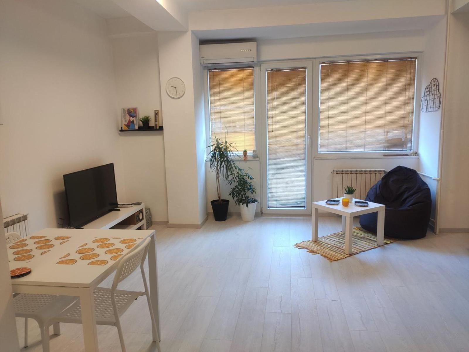 City Center White Apartment! Skopje Bagian luar foto